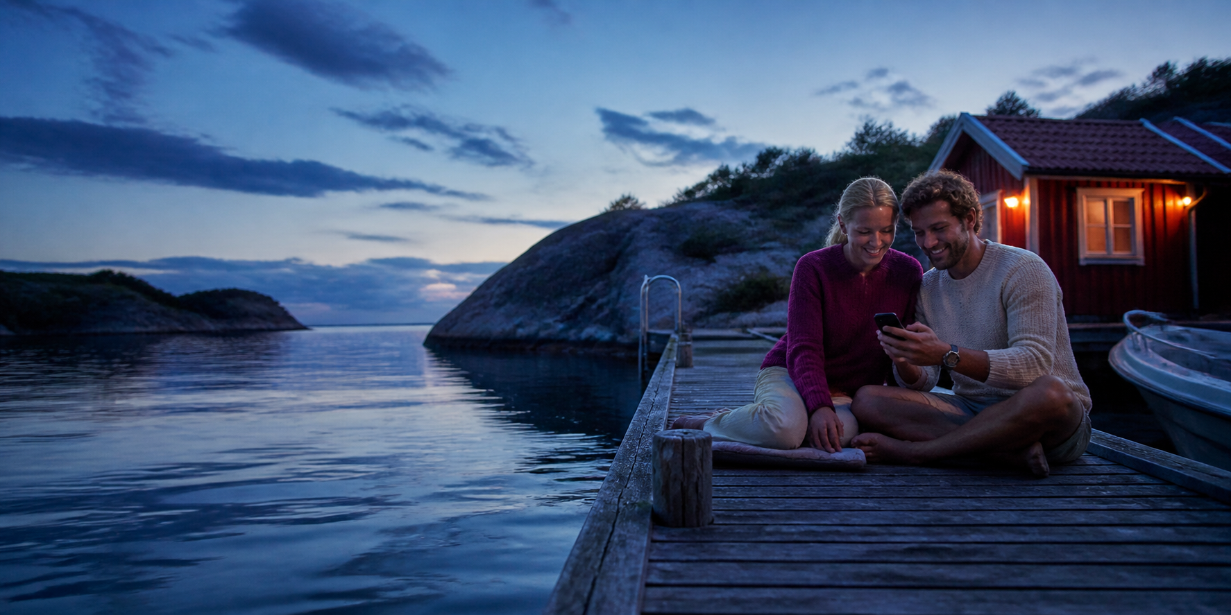 Vandrare använder mobilen i ett grönt nordiskt fjällandskap i sensommarljus